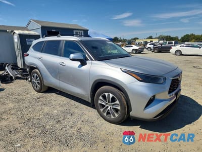 Czwarte zdjęcie samochodu z boku: 2023 TOYOTA HIGHLANDER HYBRID XLE VIN:5TDKBRCH7PS115789 - miniatura