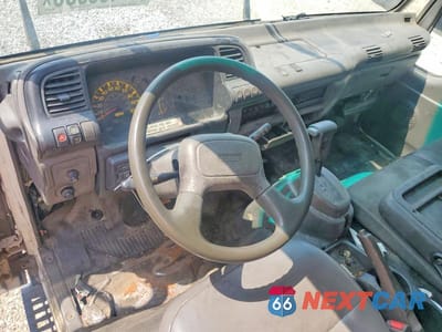 Zdjęcie 8 z 12 samochodu: 2005 ISUZU NPR BOX TRUCK VIN:JALC4B16857015259 - miniatura