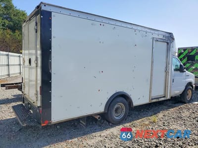 Trzecie zdjęcie samochodu z tyłu: 2022 FORD E350 DELIVERY TRUCK VIN:1FDWE3FKXNDC08114 - miniatura