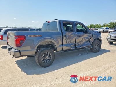 Trzecie zdjęcie samochodu z tyłu: 2026 FORD F150 TREMOR VIN:1FTFW4L51TFA51516 - miniatura