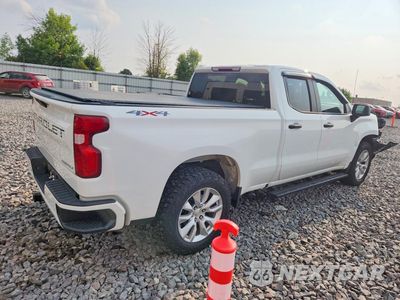 Trzecie zdjęcie samochodu z tyłu: 2021 CHEVROLET SILVERADO K1500 CUSTOM VIN:1GCRYBEK0MZ136796 - miniatura