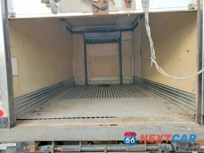 Zdjęcie 6 z 13 samochodu: 2013 ISUZU NPR HD - BOX TRUCK VIN:JALC4W160D7002849 - miniatura