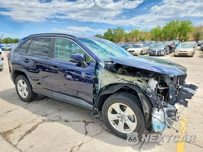 Czwarte zdjęcie samochodu z boku: 2021 TOYOTA RAV4 XLE VIN:2T3P1RFV1MW175023 - miniatura