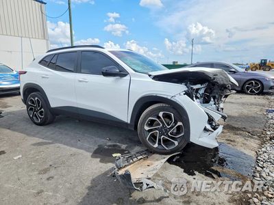 Czwarte zdjęcie samochodu z boku: 2024 CHEVROLET TRAX 2RS VIN:KL77LJE21RC142372 - miniatura