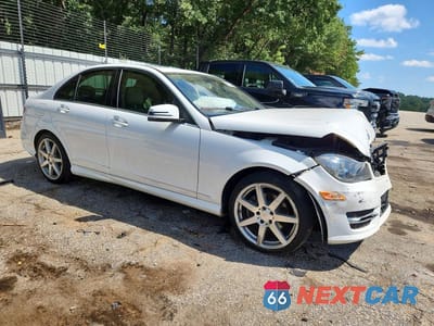Czwarte zdjęcie samochodu z boku: 2014 MERCEDES-BENZ C 250 VIN:WDDGF4HBXEG248254 - miniatura
