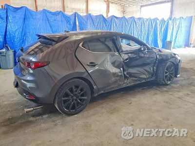 Trzecie zdjęcie samochodu z tyłu: 2024 MAZDA 3 PREMIUM PLUS VIN:JM1BPBNY6R1720490 - miniatura