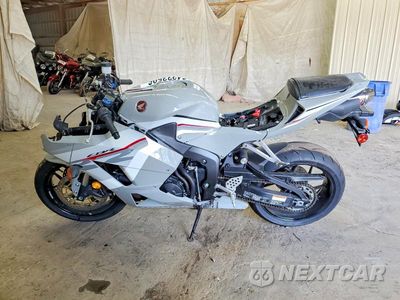 Trzecie zdjęcie samochodu z tyłu: 2026 HONDA CBR600 RR VIN:JH2PC40H7TK300220 - miniatura
