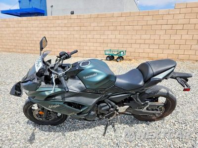 Trzecie zdjęcie samochodu z tyłu: 2025 KAWASAKI EX650 P VIN:ML5EXEP18SDAG5454 - miniatura