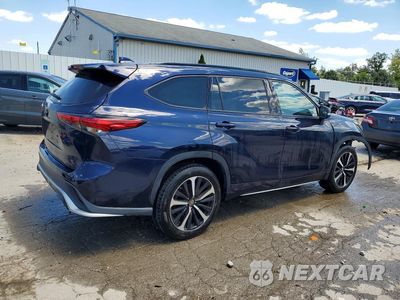 Trzecie zdjęcie samochodu z tyłu: 2021 TOYOTA HIGHLANDER XSE VIN:5TDLZRBHXMS095437 - miniatura