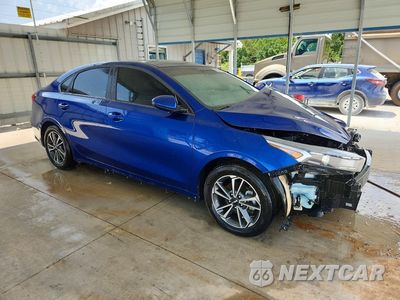 Czwarte zdjęcie samochodu z boku: 2023 KIA FORTE LXS VIN:3KPF24AD9PE569881 - miniatura
