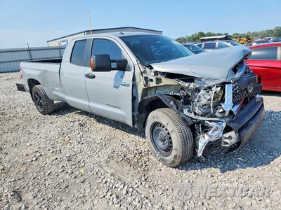 Czwarte zdjęcie samochodu z boku: 2018 TOYOTA TUNDRA SR5 VIN:5TFCY5F10JX023340 - miniatura