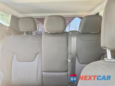 Zdjęcie 10 z 14 samochodu: 2021 JEEP RENEGADE LATITUDE VIN:ZACNJDBB4MPM70215 - miniatura