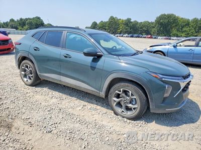 Czwarte zdjęcie samochodu z boku: 2025 CHEVROLET TRAX 1LT VIN:KL77LHEP8SC216333 - miniatura