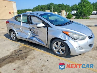 Czwarte zdjęcie samochodu z boku: 2013 HYUNDAI ELANTRA GLS VIN:5NPDH4AE8DH329646 - miniatura