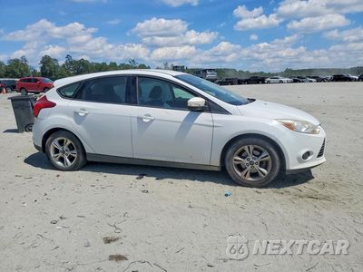 Czwarte zdjęcie samochodu z boku: 2014 FORD FOCUS SE VIN:1FADP3K24EL152923 - miniatura