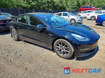 Czwarte zdjęcie samochodu z boku: 2018 TESLA MODEL 3 VIN:5YJ3E1EB6JF128082 - miniatura