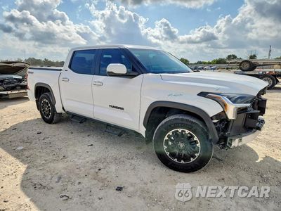 Czwarte zdjęcie samochodu z boku: 2026 TOYOTA TUNDRA SR5 VIN:5TFLA5DB3TX376495 - miniatura