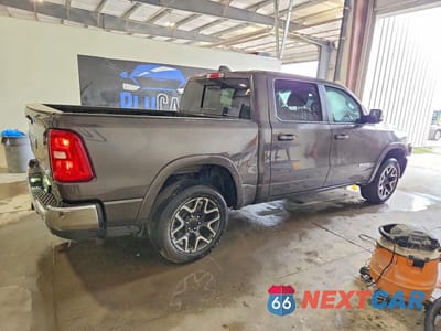 Trzecie zdjęcie samochodu z tyłu: 2026 RAM 1500 LARAMIE VIN:3C6SRFJP9T4168029 - miniatura