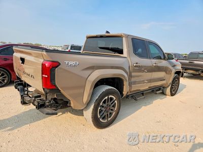 Trzecie zdjęcie samochodu z tyłu: 2026 TOYOTA TACOMA TRD SPORT VIN:3TMKB5FN6TM074575 - miniatura