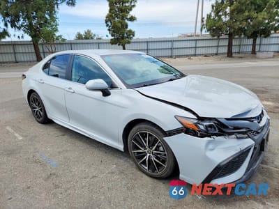 Czwarte zdjęcie samochodu z boku: 2022 TOYOTA CAMRY HYBRID SE VIN:4T1G31AK7NU045654 - miniatura