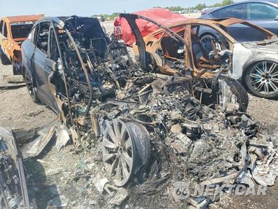 Czwarte zdjęcie samochodu z boku: 2022 TESLA MODEL X VIN:7SAXCBE62NF352829 - miniatura