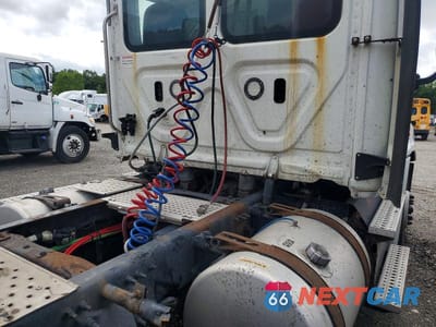 Zdjęcie 13 z 13 samochodu: 2018 FREIGHTLINER CASCADIA 125 SEMI TRUCK VIN:1FUJGEDR8JLJW4952 - miniatura