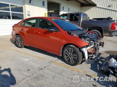 Czwarte zdjęcie samochodu z boku: 2024 KIA FORTE GT LINE VIN:3KPF54AD2RE697261 - miniatura