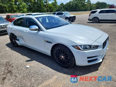 Czwarte zdjęcie samochodu z boku: 2017 JAGUAR XE FIRST EDITION VIN:SAJAN4BV4HA948740 - miniatura