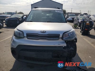 Piąte zdjęcie samochodu w środku: 2018 KIA SOUL BASE VIN:KNDJN2A25J7577990 - miniatura
