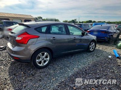 Trzecie zdjęcie samochodu z tyłu: 2012 FORD FOCUS SE VIN:1FAHP3K29CL366031 - miniatura