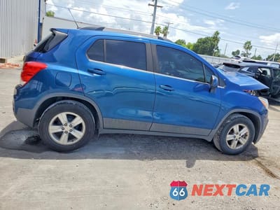Trzecie zdjęcie samochodu z tyłu: 2020 CHEVROLET TRAX 1LT VIN:3GNCJLSB8LL114403 - miniatura