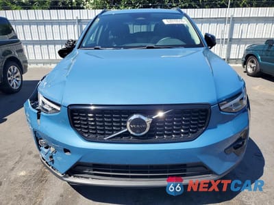 Piąte zdjęcie samochodu w środku: 2023 VOLVO XC40 PLUS VIN:YV4L12UW9P2071150 - miniatura
