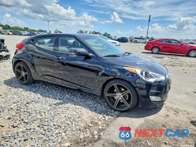 Czwarte zdjęcie samochodu z boku: 2013 HYUNDAI VELOSTER BASE VIN:KMHTC6AD0DU122800 - miniatura