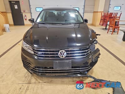 Piąte zdjęcie samochodu w środku: 2017 VOLKSWAGEN PASSAT R-LINE VIN:1VWDT7A39HC044175 - miniatura