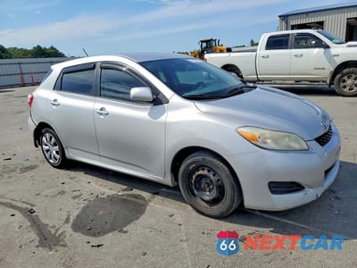 Czwarte zdjęcie samochodu z boku: 2010 TOYOTA MATRIX BASE VIN:2T1KU4EE5AC310449 - miniatura