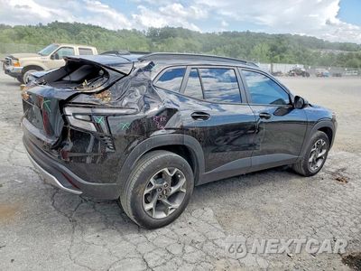 Trzecie zdjęcie samochodu z tyłu: 2025 CHEVROLET TRAX 1LT VIN:KL77LHEP7SC187763 - miniatura