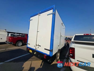 Czwarte zdjęcie samochodu z boku: 2023 FORD ECONOLINE E350 SUPER DUTY CUTAWAY VAN VIN:1FDWE3FK9PDD31812 - miniatura