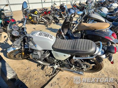 Trzecie zdjęcie samochodu z tyłu: 2018 MOTO GUZZI V7 III VIN:ZGULDU016JM000092 - miniatura
