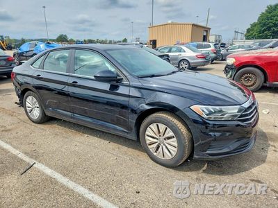 Czwarte zdjęcie samochodu z boku: 2020 VOLKSWAGEN JETTA S VIN:3VWCB7BU8LM010063 - miniatura
