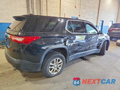 Trzecie zdjęcie samochodu z tyłu: 2020 CHEVROLET TRAVERSE LS VIN:1GNERFKW0LJ209051 - miniatura