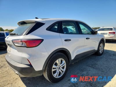 Trzecie zdjęcie samochodu z tyłu: 2020 FORD ESCAPE S VIN:1FMCU0F6XLUC48391 - miniatura