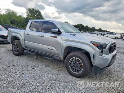 Czwarte zdjęcie samochodu z boku: 2026 TOYOTA TACOMA TRD SPORT HV VIN:3TYLC5LN5TT055607 - miniatura