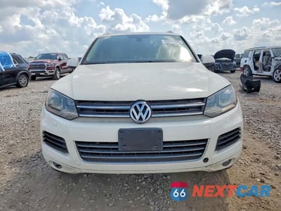 Piąte zdjęcie samochodu w środku: 2011 VOLKSWAGEN TOUAREG V6 VIN:WVGFF9BP4BD005832 - miniatura