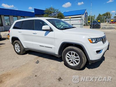 Czwarte zdjęcie samochodu z boku: 2019 JEEP GRAND CHEROKEE LAREDO VIN:1C4RJFAG8KC527563 - miniatura
