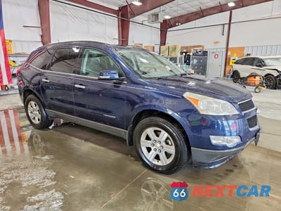 Czwarte zdjęcie samochodu z boku: 2011 CHEVROLET TRAVERSE LT VIN:1GNKRGED5BJ384316 - miniatura