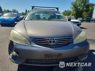 Piąte zdjęcie samochodu w środku: 2005 TOYOTA CAMRY LE VIN:4T1BE32K05U995658 - miniatura
