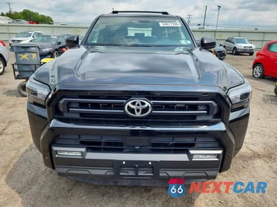 Piąte zdjęcie samochodu w środku: 2025 TOYOTA 4RUNNER SR5 VIN:JTEVA5BR7S5045823 - miniatura