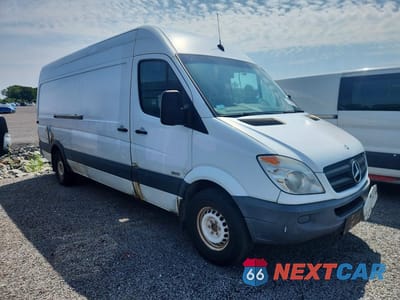 Czwarte zdjęcie samochodu z boku: 2011 MERCEDES-BENZ SPRINTER 2500 DELIVERY VAN VIN:WD3PE8CBXB5573581 - miniatura