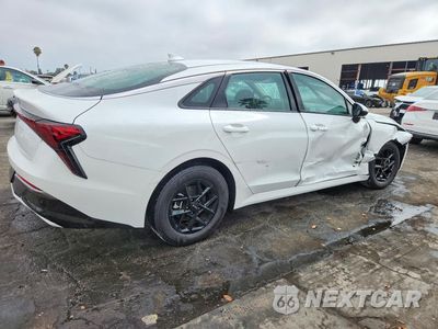 Trzecie zdjęcie samochodu z tyłu: 2025 KIA K5 LXS VIN:KNAG24J78S5372524 - miniatura