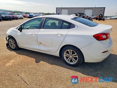 Drugie zdjęcie samochodu z przodu: 2019 CHEVROLET CRUZE LT VIN:1G1BE5SM1K7109884 - miniatura